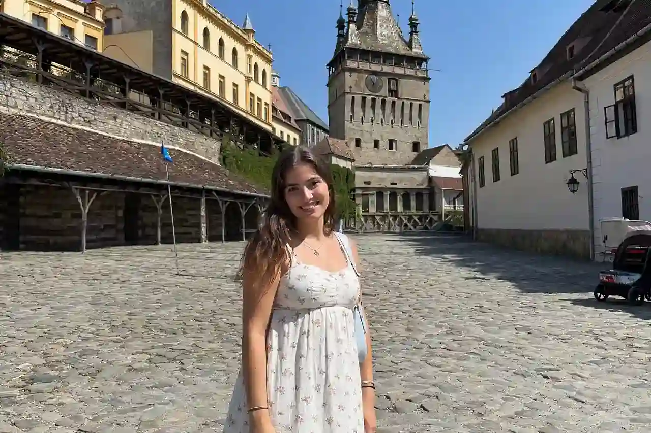 Aceeași poză după eliminarea turiștilor din fundal prin retușare foto