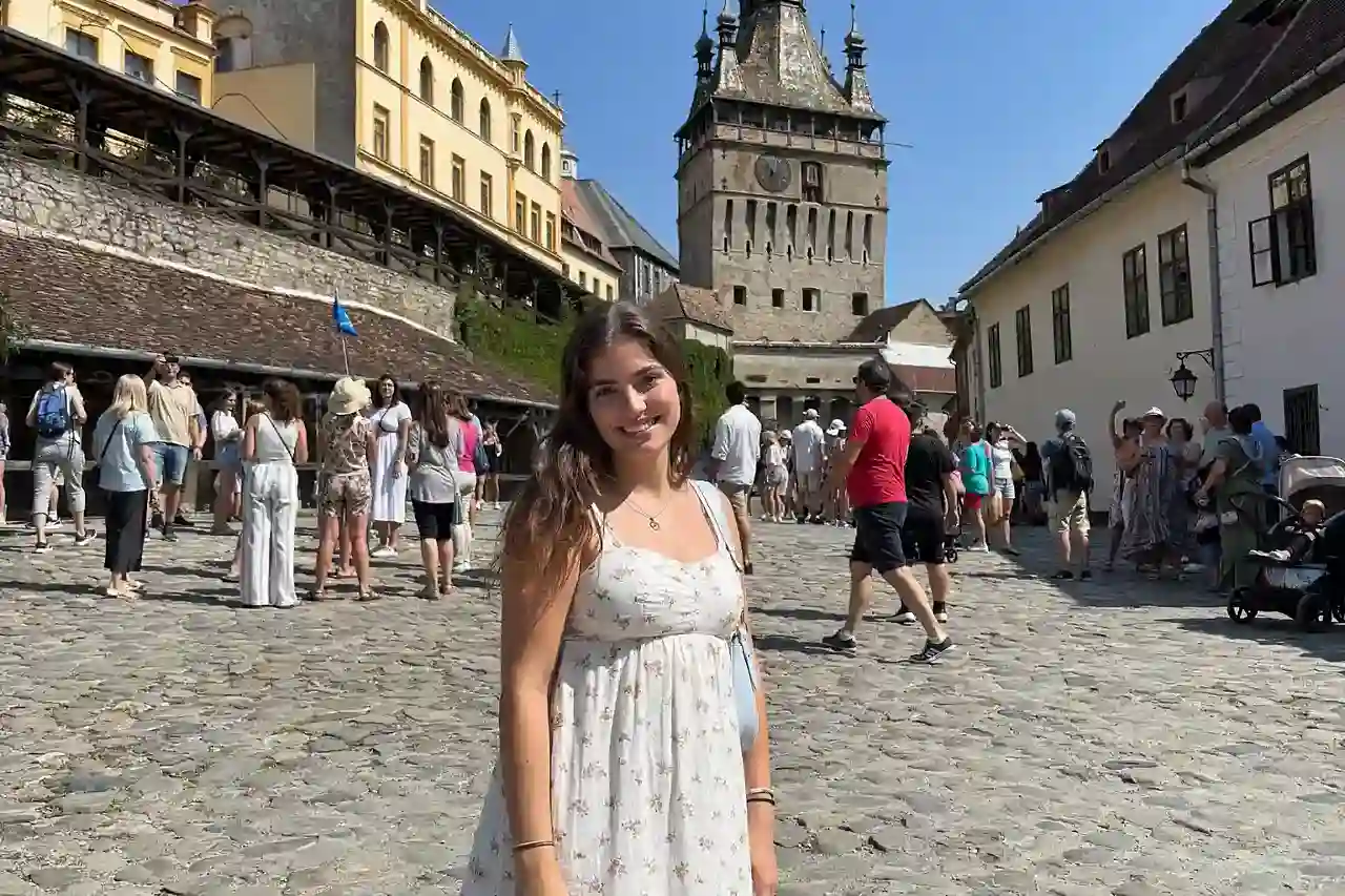 Poză de vacanță la Turnul cu Ceas din Sighișoara, cu turiști în fundal – înainte de retușare
